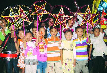 Vietnamesische Kinder mit traditionellen 5-sternigen Laternen